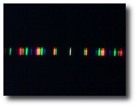 Sfotografowane widmo światła żarówki energooszczędnej wytworzone przez nasz spektroskop Gwiezdne Wrota - Sekcja Astronomiczna